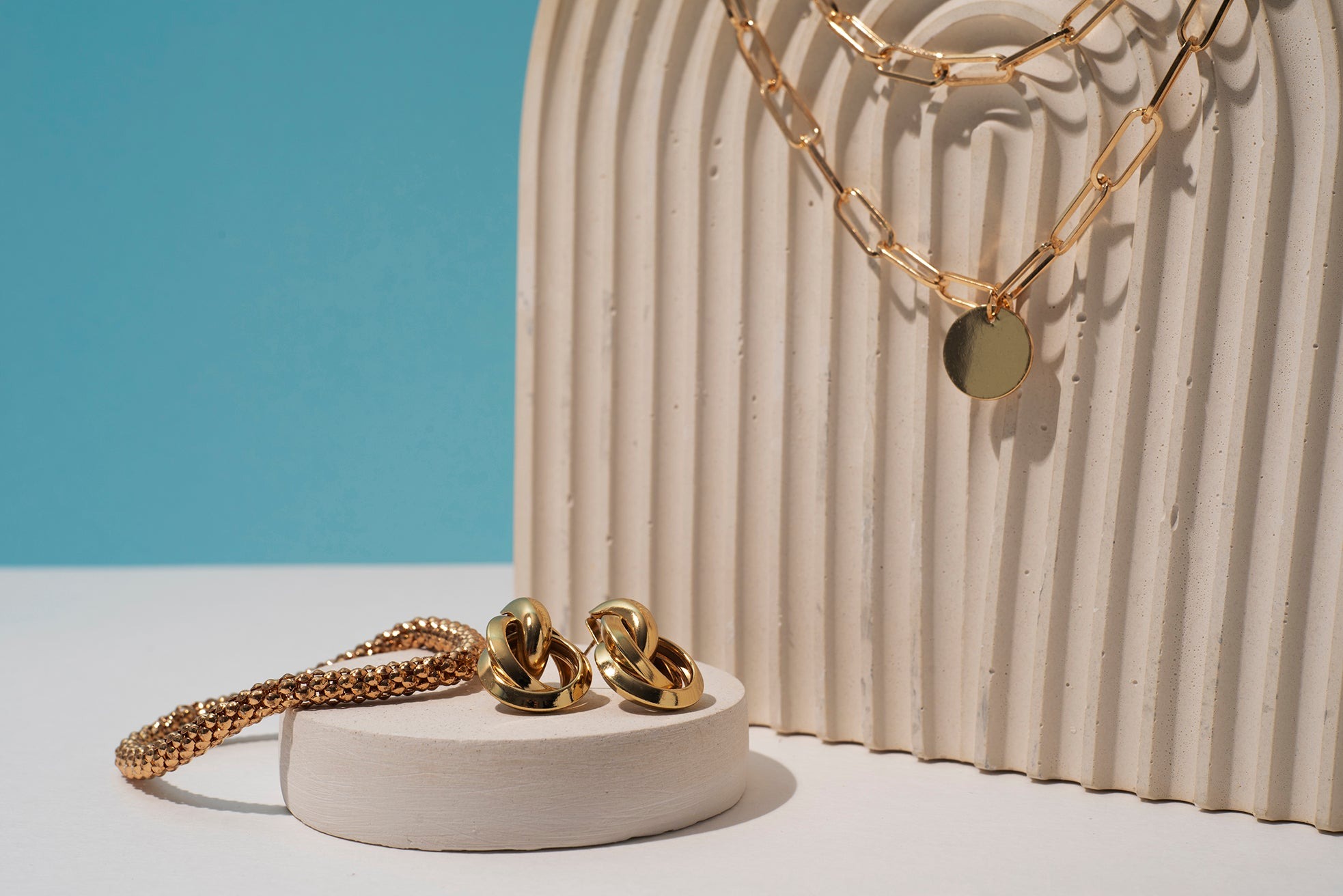 display-shiny-luxurious-golden-c